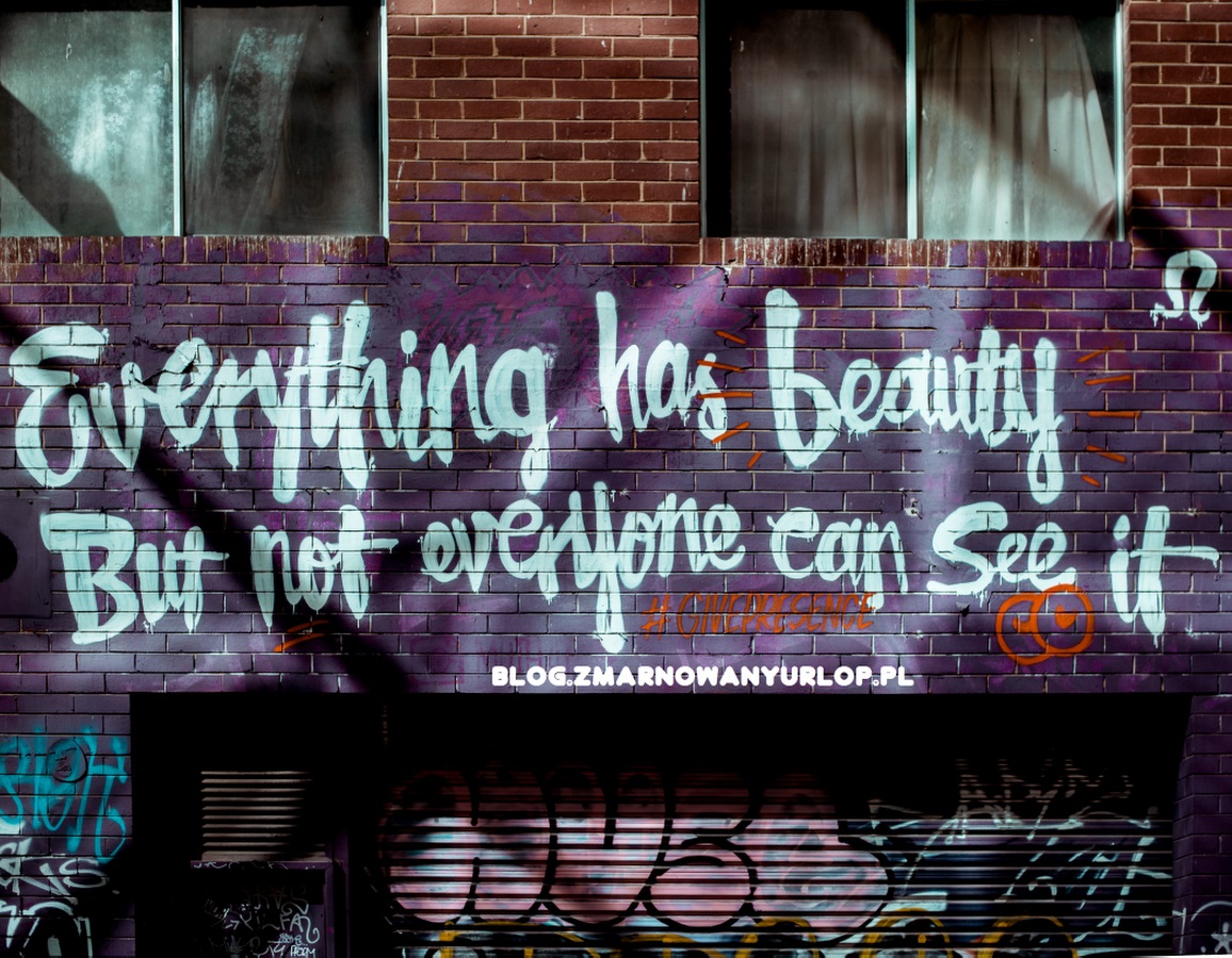 Graffiti na murze z napisem "Everything has beauty but not everyone can see it"